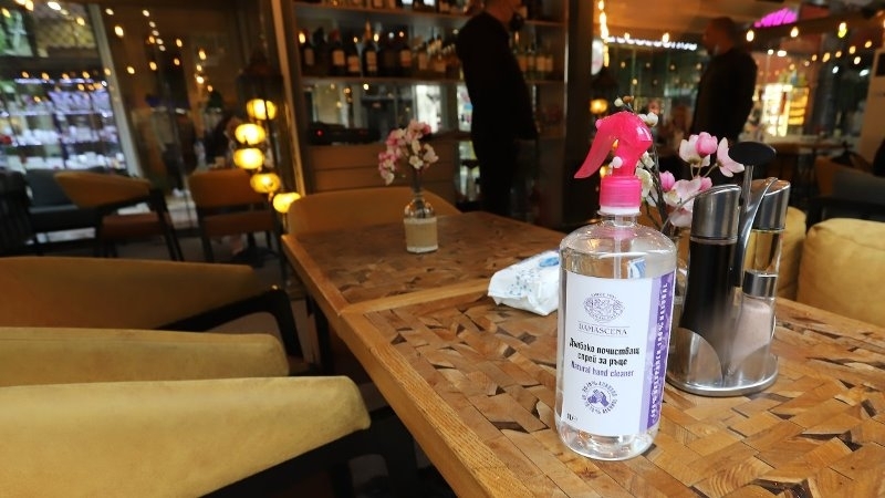 Заведенията приемат клиенти и на закрито от днес Разрешават се