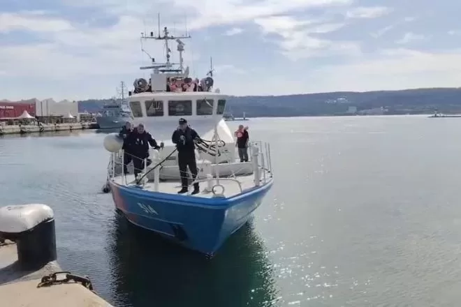Времето съкратило спасителната операция за ударения от дронове кораб