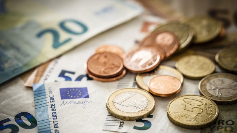 Еврото отстъпва леко спрямо долара в сутрешната междубанкова търговия във