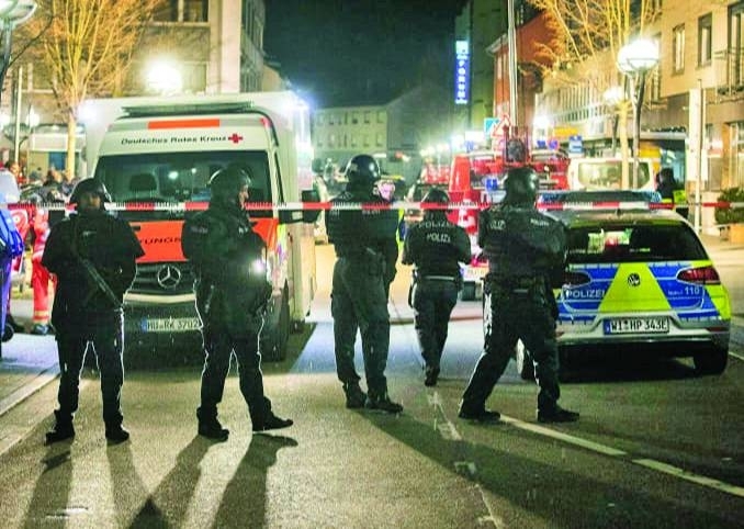 Полицията в Дуисбург продължава да търси сам ли е действал