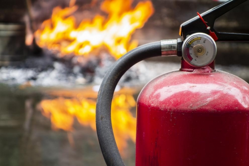 Мъж е с опасност за живота след избухване на газова