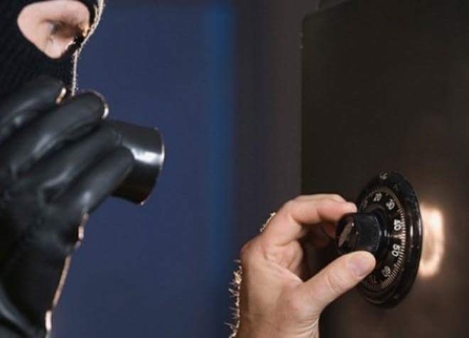 В нощта срещу понеделник неизвестни лица счупили остъкление на прозорец