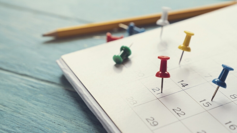 Работниците и служителите по свое искане и със съгласието на