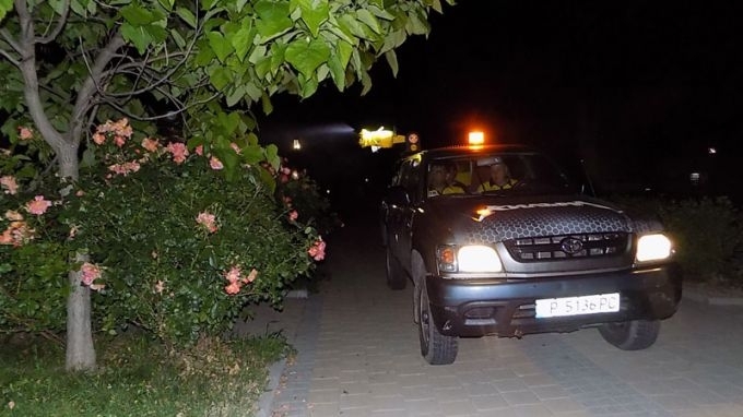 Третиране срещу кърлежи и бълхи на тревните площи на територията