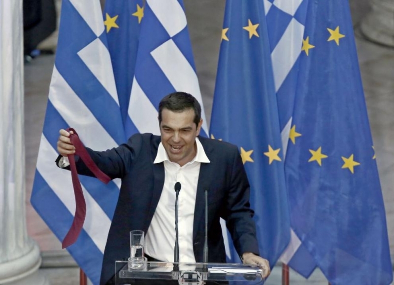 Гръцкият премиер Алексис Ципрас за кратко се появи с вратовръзка