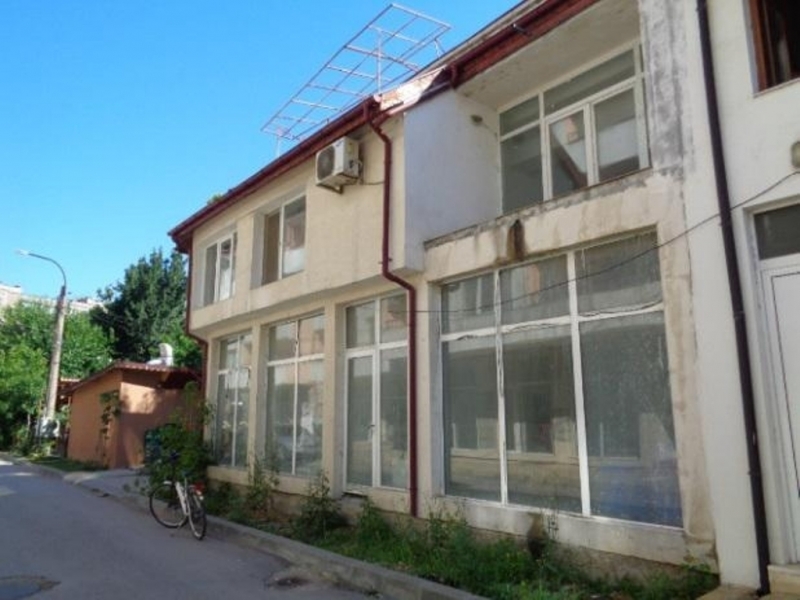 Частен съдебен изпълнител обяви на търг два търговски обекта във