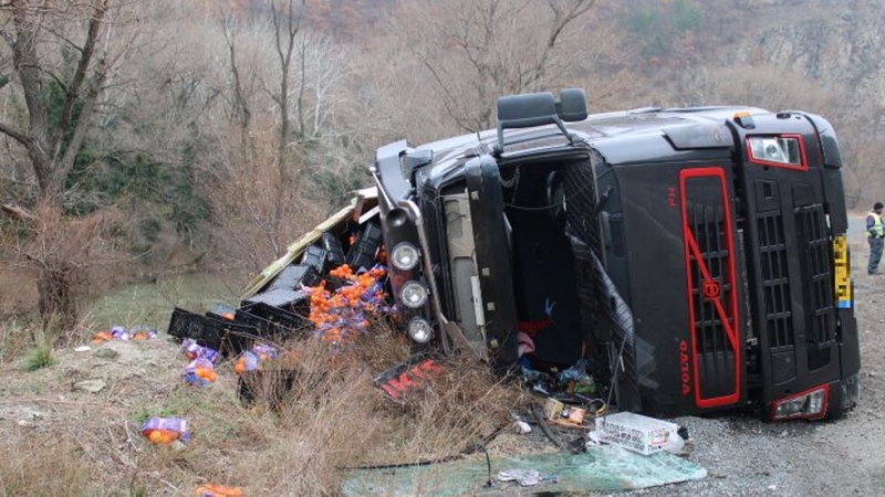 Влекач с прикачено ремарке се обърна тази сутрин на главен път