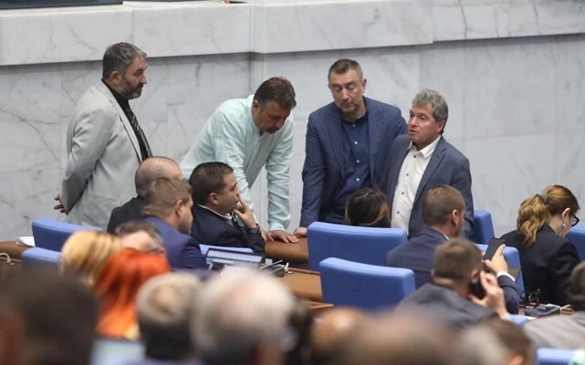 Нова парламентарна комисия която да контролира разпределянето на над 3 4