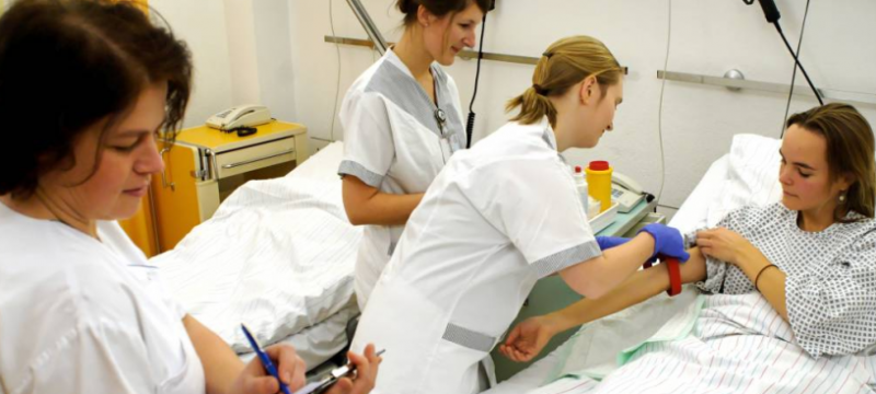 С 30 000 са намалели медицинските сестри в България през