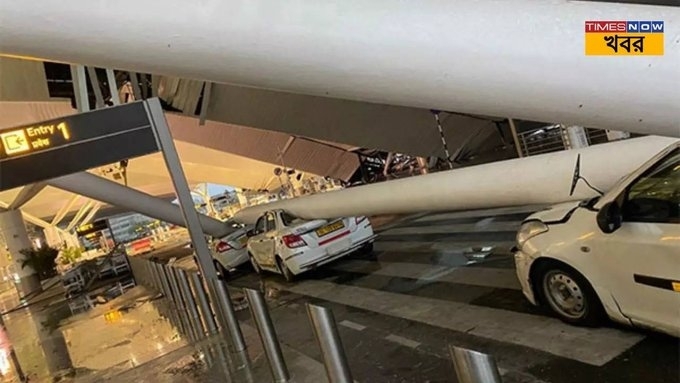 Покривът на новоремонтираната сграда на терминала на международното летище в