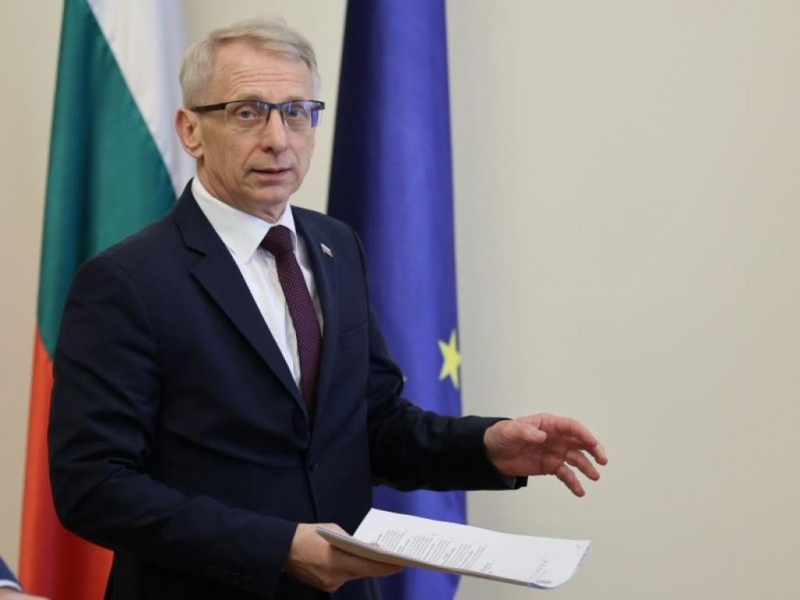 Макар че правителството е към края си работата не спира