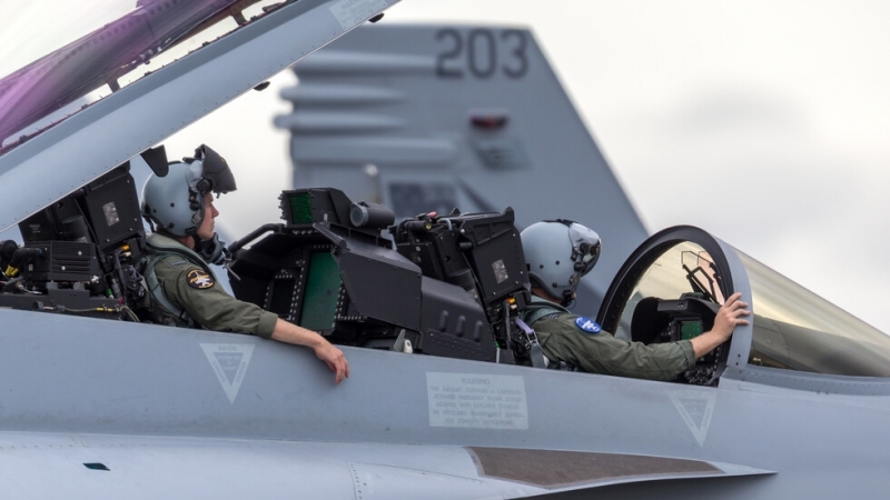 Великобритания изпрати три самолета с оръжия в Украйна след като