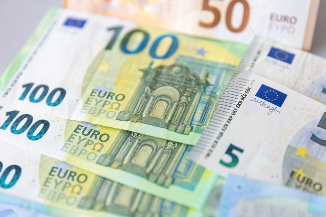 Курсът на еврото спрямо долара леко се понижи в сутрешната