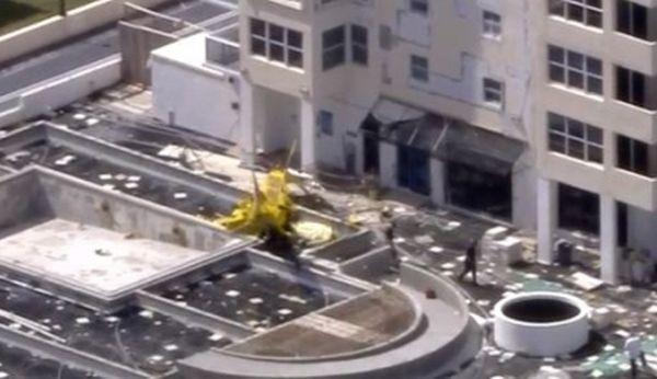 Малък самолет се вряза в многоетажна сграда в град Форт
