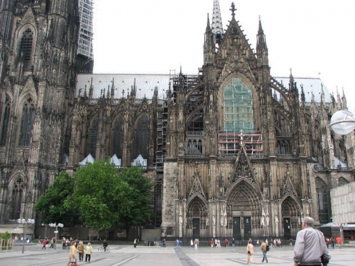 Заради подозрителен мъж емблематичната катедрала Свети Петър и Света Мария