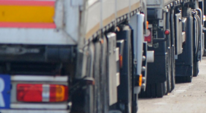 Движението на товарни автомобили над 12 тона е ограничено по