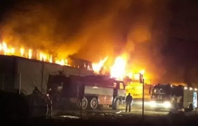 Излязоха подробности за големия пожар в бивш цех за мебели в Бързия