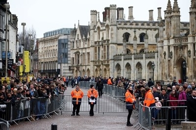 Хиляди хора се събраха за погребението на световноизвестния британски физик
