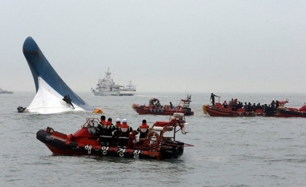 Бреговата охрана в Южна Корея провежда спасителна акция опитвайки се