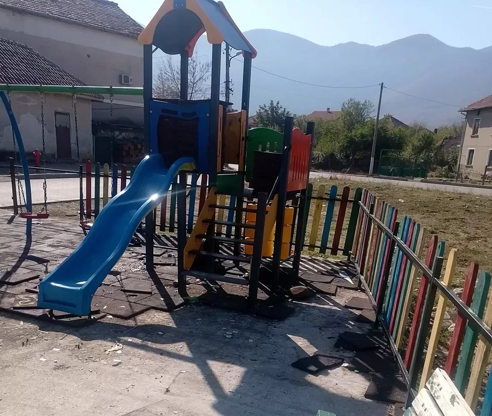 Родители алармират: Опасна детска площадка във врачанския кв. „Кулата“ тъне в разруха, стана сборище на наркомани /снимки/