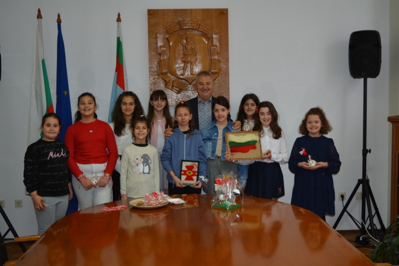 Малчугани зарадваха кмета на Монтана Златко Живков и служителите в