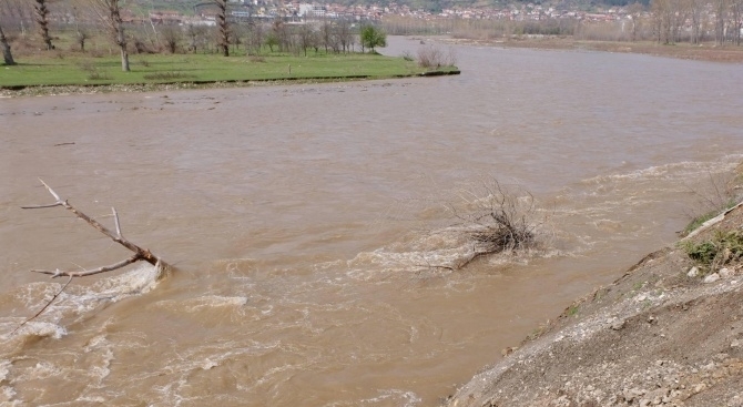 Няма опасност от преливане на реки и язовири в Ловешко