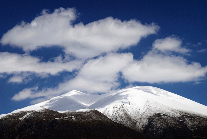 Върховете на най-високата гръцка планина Олимп, се "облякоха" в бяло,