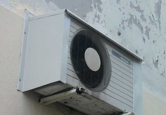 Хлапак се опита да обере машина за кафе и счупи