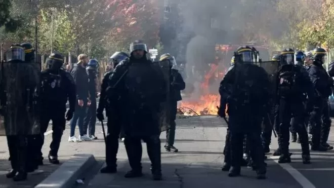 Франция отново мобилизира над 70 хиляди полицаи, очаква нови протести