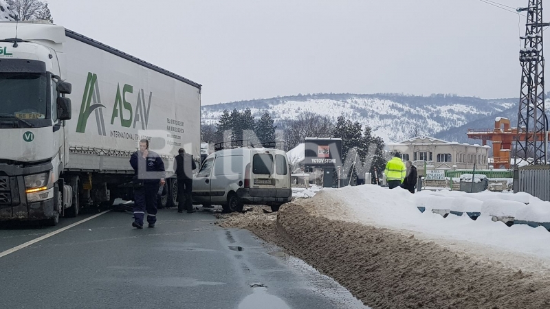 Тежка катастрофа е станала на главен път Е 79 между