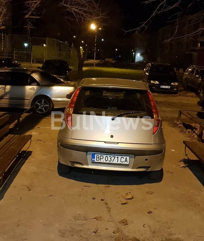 Паркиране по учебник пред блок 36 в жилищен комплекс Дъбника