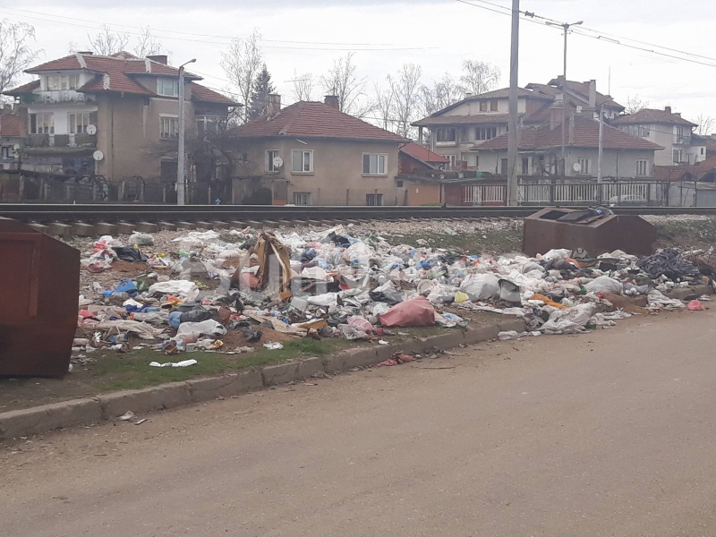 Жители на краен квартал на Монтана от 10 години тънат