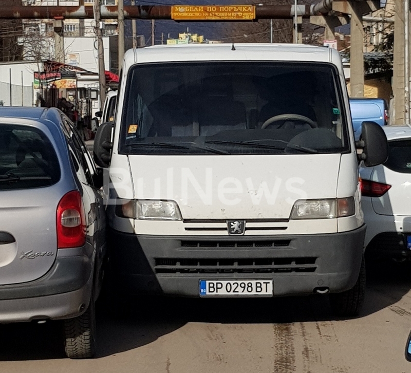 Шофьор на бус реши да превърне складовата база ОКС във